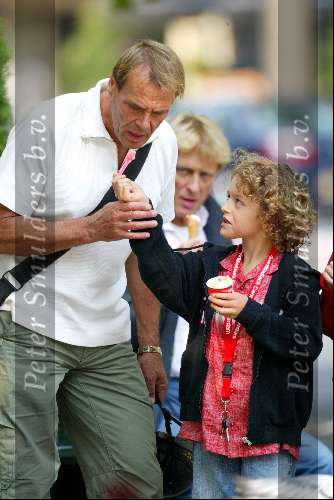 Amsterdam 4 september 2003
Joop Oonk ijsje eten met zijn zoontje