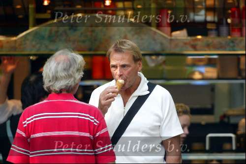 Amsterdam 4 september 2003
Joop Oonk ijsje eten