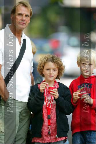 Amsterdam 4 september 2003
Joop Oonk ijsje eten met zijn zoontje