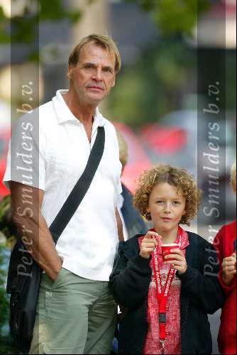 Amsterdam 4 september 2003
Joop Oonk ijsje eten met zijn zoontje