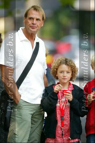 Amsterdam 4 september 2003
Joop Oonk ijsje eten met zijn zoontje