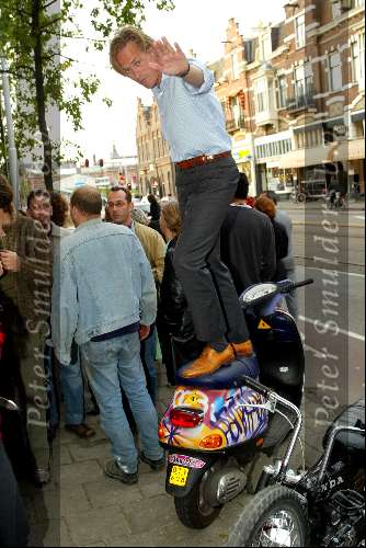 Amsterdam 11 september 2003
Opening vespa winkel in amsterdam op v baerlestraat
Jort Kelder op scooter