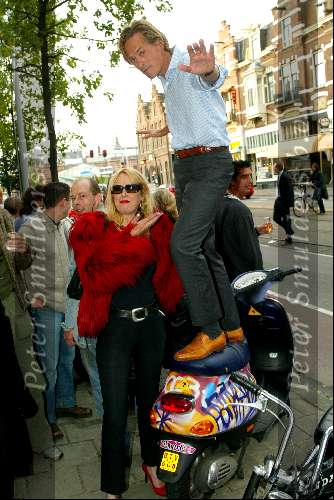 Amsterdam 11 september 2003
Opening vespa winkel in amsterdam op v baerlestraat
Jort Kelder op scooter