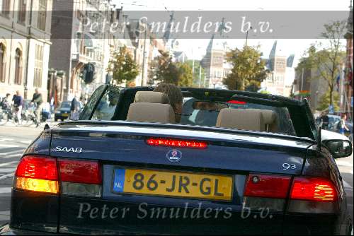 Amsterdam 27 september 2003
Jort Kelder in zijn Saab Cabrio en Georgina Verbaan