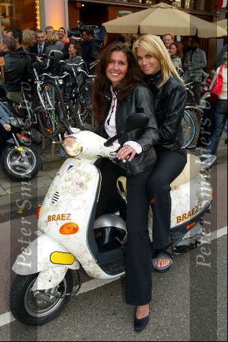 Amsterdam 11 september 2003
Opening vespa winkel in amsterdam op v baerlestraat
Ellemieke Vermolen met gebroken enkel en Josefine v Asdonk op scooter