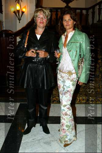 Amsterdam 9 mei 2003
Modeshow frans molenaar in amstel hotel.
Judith Heinsbroek (rechts) met een glaasje champagne