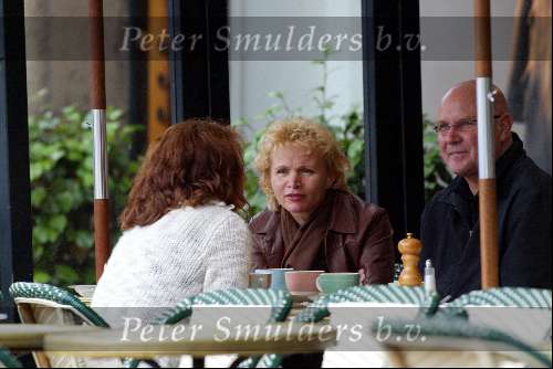 Amsterdam 11 september 2003
Renee Soutendijk met har man op terras bij joffers op cornelis schuytstraat