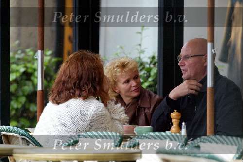 Amsterdam 11 september 2003
Renee Soutendijk met har man op terras bij joffers op cornelis schuytstraat