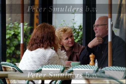 Amsterdam 11 september 2003
Renee Soutendijk met har man op terras bij joffers op cornelis schuytstraat
