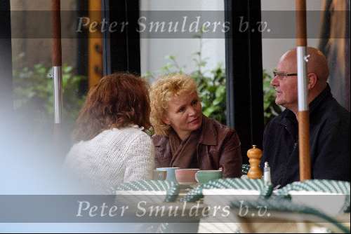 Amsterdam 11 september 2003
Renee Soutendijk met har man op terras bij joffers op cornelis schuytstraat