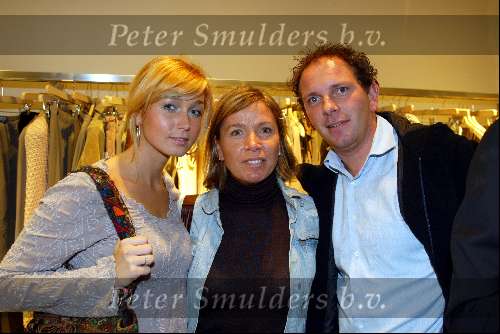 Amsterdam 11 september 2003
Opening Vespa winkel in amsterdam op v baerlestraat
Robert Leroy en Do zangeres met haar moeder