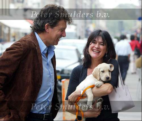 Amsterdam 19 september 2003
Robert ten Brink met zijn vrouw Roosje en hun hondje lou lou wandelend op de pc hooftstraat