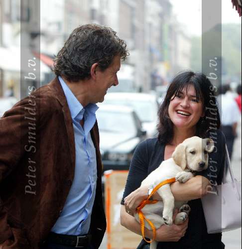 Amsterdam 19 september 2003
Robert ten Brink met zijn vrouw Roosje en hun hondje lou lou wandelend op de pc hooftstraat