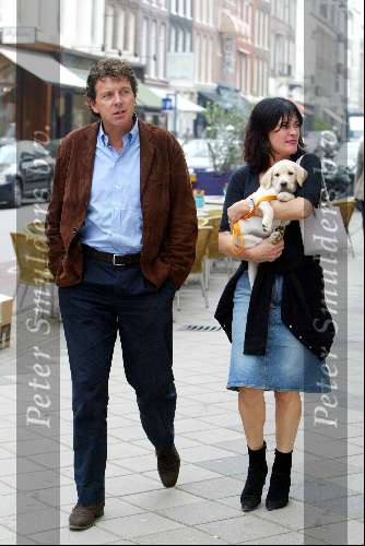 Amsterdam 19 september 2003
Robert ten Brink met zijn vrouw Roosje en hun hondje lou lou wandelend op de pc hooftstraat