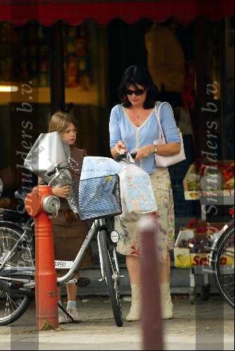 Amsterdam 15 september 2003
Roos ten Brink met dochter op fiets