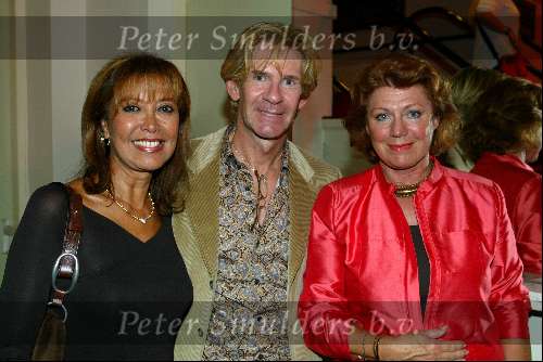 Amsterdam 22 september 2003
Premiere in de wolken 
Sandra Reemer Addy v d Krommeacker en Bruni Heinke