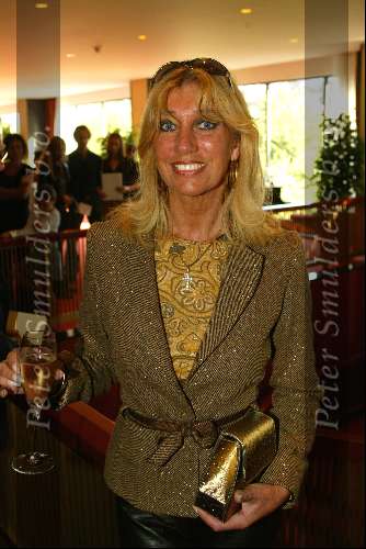 Amsterdam 14 september 2003
Modeshow Paul schulten in het okura
Sjoukje Smit met een glaasje champagne