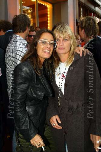 Amsterdam 11 september 2003
Opening vespa winkel in amsterdam op v baerlestraat
Suzanne Kleeman rokend en vrouw Barry Hay