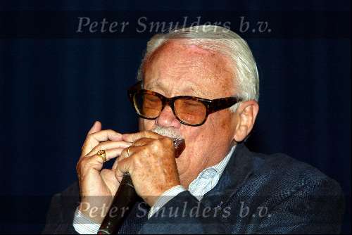 Amsterdam 16 september 2003
Feest 80e verjaardag appie baantjer in hotel Krasnapolsky
Toots Tielemans spelend op zijn mondharmonica