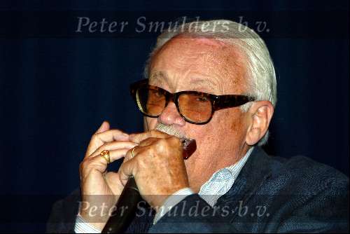 Amsterdam 16 september 2003
Feest 80e verjaardag appie baantjer in hotel Krasnapolsky
Toots Tielemans spelend op zijn mondharmonica