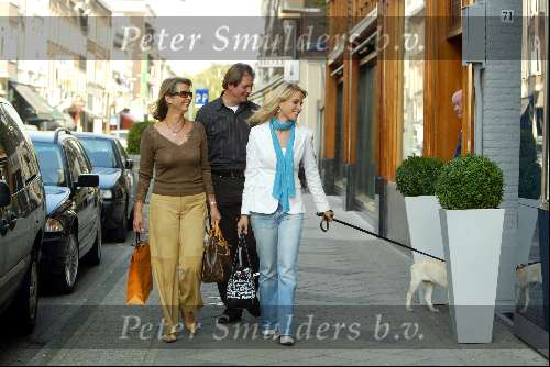 Amsterdam 17 september 2003
Vivian Reys met moeder en  hondje