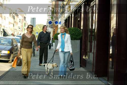 Amsterdam 17 september 2003
Vivian Reys met moeder en  hondje