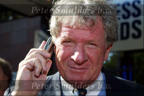 Hilversum 25 september 2003
Uitreiking van de gouden beelden in studio 21
Willibrord Frequin met gsm