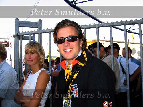 Zandvoort 21 september 2003
Winston Gerschtanowitz en op achtergrond Anouk Voorveld