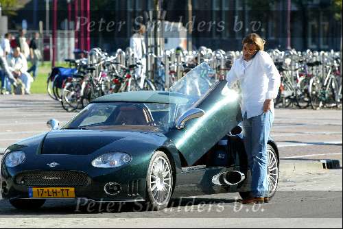 Amsterdam 25 september 2003
Winston Gerschtanowitz in SpykerCabrio van 250 000 euro
bellend met zijn gsm