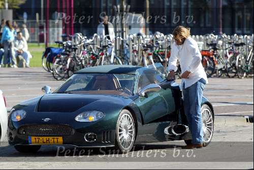 Amsterdam 25 september 2003
Winston Gerschtanowitz in SpykerCabrio van 250 000 euro
bellend met zijn gsm