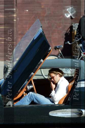 Amsterdam 25 september 2003
Winston Gerschtanowitz in SpykerCabrio van 250 000 euro
bellend met zijn gsm