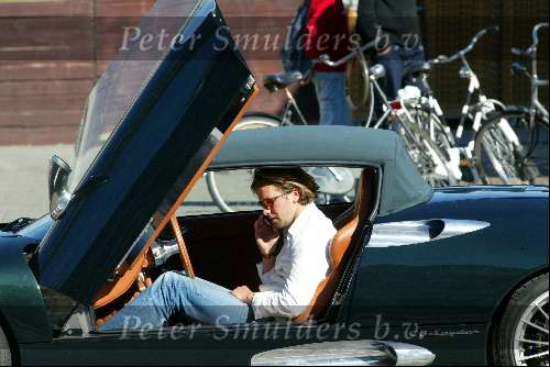 Amsterdam 25 september 2003
Winston Gerschtanowitz in SpykerCabrio van 250 000 euro
bellend met zijn gsm