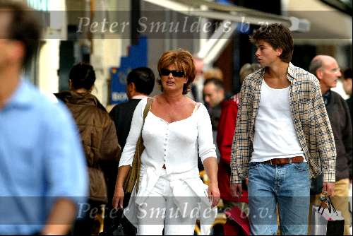 Amsterdam 26 september 2003
Yvonne Brandsteder winkelen met zoon Robert Brandsteder