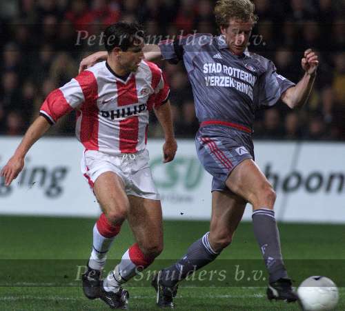 Eindhoven, 3 februari 2000
PSV-Feyenoord, eindstand 0-1
Ernest Faber in duel met Bert Konterman
