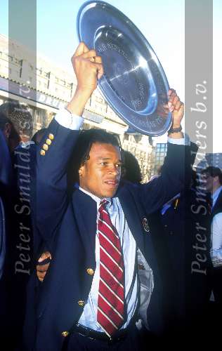 Edgar Davids met de kampioensschaal van 1996