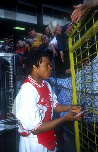 Edgar Davids deelt handtekeningen uit aan jeugdige fans 1996