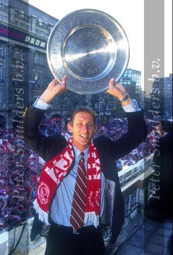 Edwin v d Sar met de kampioensschaal van 1996 op het Leidse Plein in Amsterdam