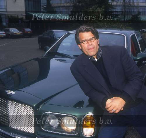 Emile Ratelband bij zijn Bentley