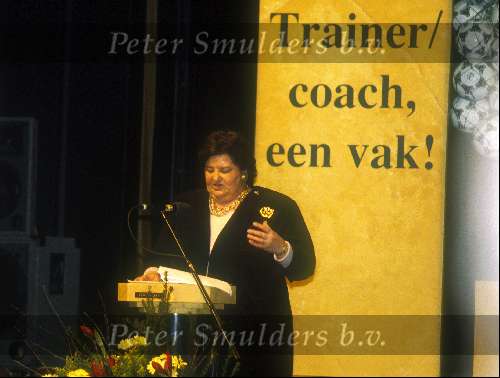 Erica Terpstra met een vergadering van de Trainer/Coach Betaald Voetbal