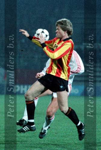 Eindhoven,8 februari 1989
Super europacup PSV-KV Mechelen, eindstand 1-0
Erwin Koeman in duel met zijn broer Ronald Koeman


PETER SMULDERS BV