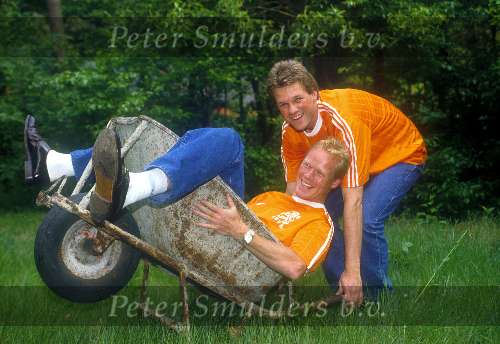 18 April 1990 Ronald Koeman en Erwin Koeman als coulomnnisten voor Aktueel Wereldkampioenschap in Italie