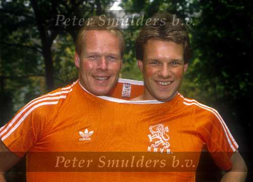 18 April 1990 Ronald Koeman en Erwin Koeman als coulomnnisten voor Aktueel Wereldkampioenschap in Italie