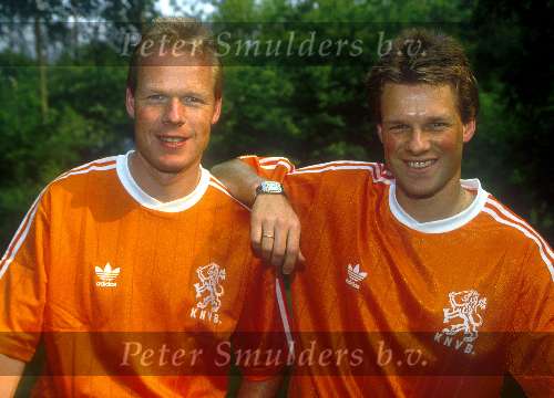 18 April 1990 Ronald Koeman en Erwin Koeman als coulomnnisten voor Aktueel Wereldkampioenschap in Italie