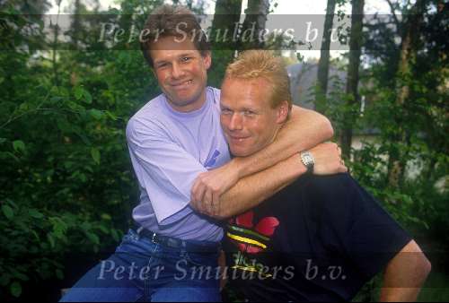 18 April 1990 Ronald Koeman en Erwin Koeman als coulmnisten voor Aktueel Wereldkampioenschap in Italie