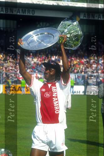 Finidi George met de Kampioensschaal in 1996