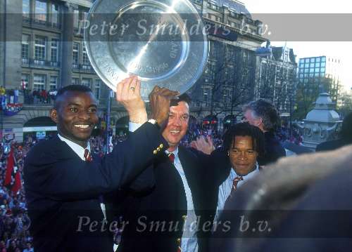 Finidi George Louis v Gaal en Edgar Davids met de kampioensschaal op het Leidse Plein in amsterdam