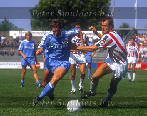 Willem II-PSV, eindstand 1-4
Flemming Povlsen in duel met Hans Werdekker
1993