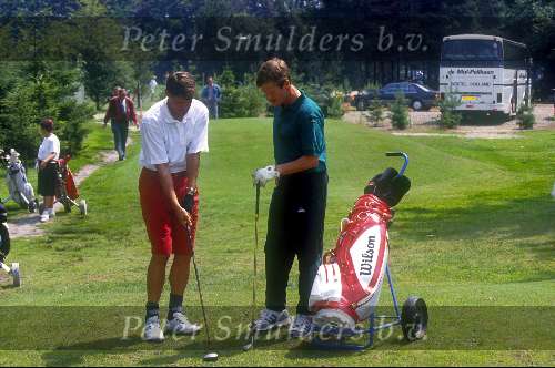 Frank Arnesen samen met Hans Westerhof op de golfbaan Crossmoor in Weert om een rondje te golfen