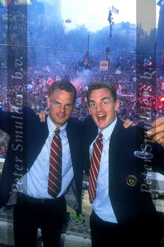 Frank de Boer en Ronald de Boer tijdens een kampioensfeest  van AJAX op het Leidse Plein in amsterdam