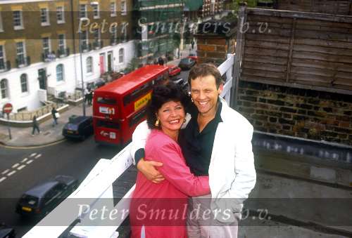 Frederik de Groot met zijn tweede vrouw op het dakterras in Londen met achtergrond Dubbeldekker
